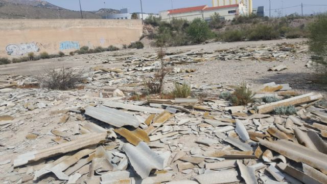 Pedro Sosa exige la retirada de amianto del solar anexo al centro de vóley playa, convertido en una escombrera - 1, Foto 1