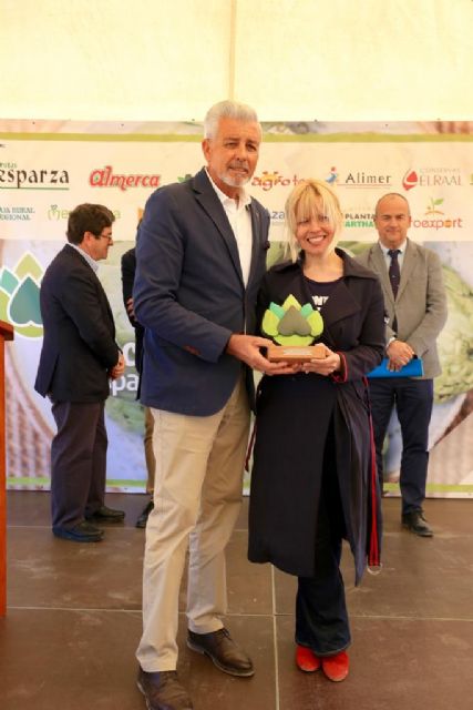 La Madrina de Honor, Lluvia Rojo, afirma que no hay nada más poético que comerse una flor como la alcachofa - 3, Foto 3