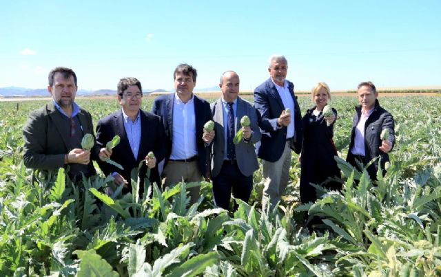 La Madrina de Honor, Lluvia Rojo, afirma que no hay nada más poético que comerse una flor como la alcachofa - 4, Foto 4