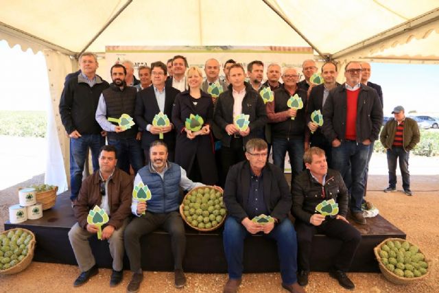 La Madrina de Honor, Lluvia Rojo, afirma que no hay nada más poético que comerse una flor como la alcachofa - 5, Foto 5