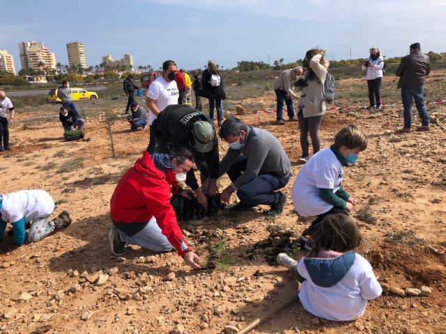 Más de 400 nuevos ejemplares de especies autóctonas repueblan el entorno de las Salinas de Marchamalo - 1, Foto 1