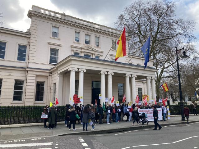 Dos semanas de huelga indefinida: miles de españoles sin pasaporte en Reino Unido ante la indiferencia del Ministerio de Asuntos Exteriores - 2, Foto 2