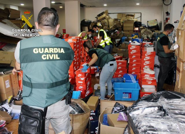 La Guardia Civil desmantela una activa organización criminal especializada en la falsificación y distribución de ropa y calzado - 2, Foto 2