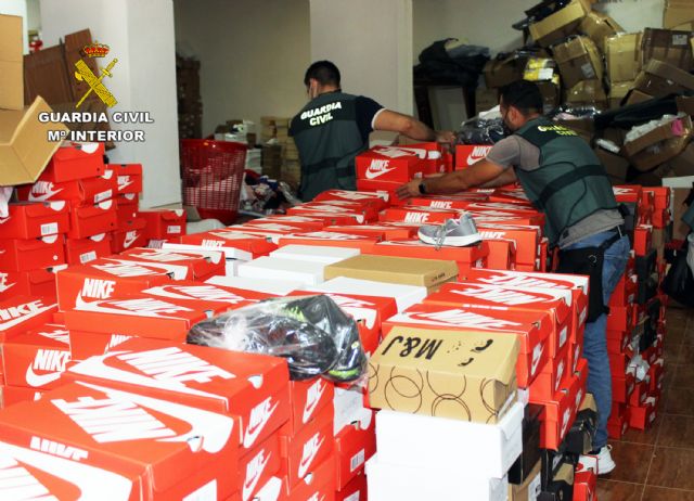 La Guardia Civil desmantela una activa organización criminal especializada en la falsificación y distribución de ropa y calzado - 3, Foto 3