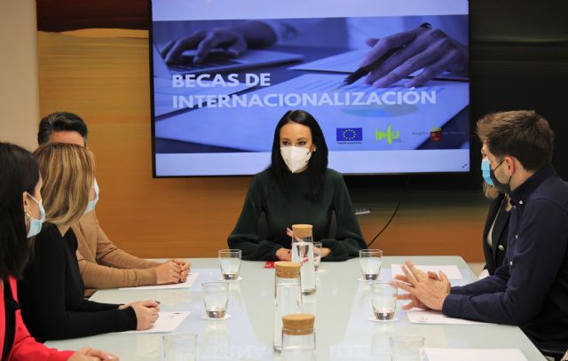 Más de 150 universitarios de la Región amplían su formación en las oficinas comerciales de las embajadas de España en diversos países - 2, Foto 2