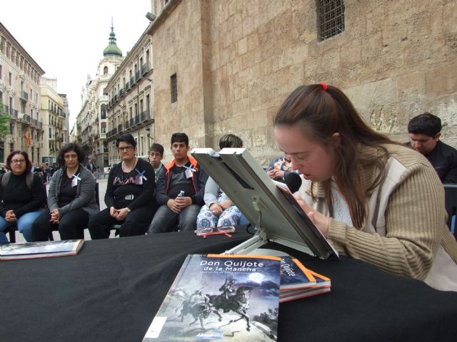 Plena inclusión Región de Murcia pone en marcha cuatro clubes de lectura fácil para que personas con dificultades de compresión disfruten de la literatura - 1, Foto 1