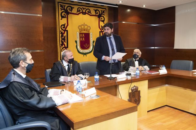 López Miras pone en valor la importancia de la ley para afrontar las situaciones más complejas y ensalza la profesionalidad del Consejo Jurídico de la Región - 3, Foto 3