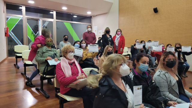 Más de 40 alumnos finalizan su formación en el ámbito educativo y sociosanitario en la Universidad Popular - 1, Foto 1