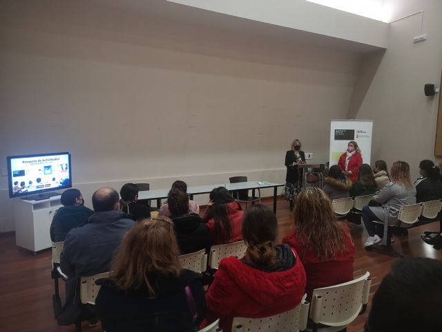 Más de 40 alumnos finalizan su formación en el ámbito educativo y sociosanitario en la Universidad Popular - 2, Foto 2