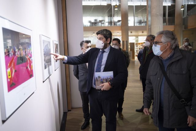 López Miras inaugura la exposición Fotoperiodismo. Región de Murcia 2021 - 2, Foto 2