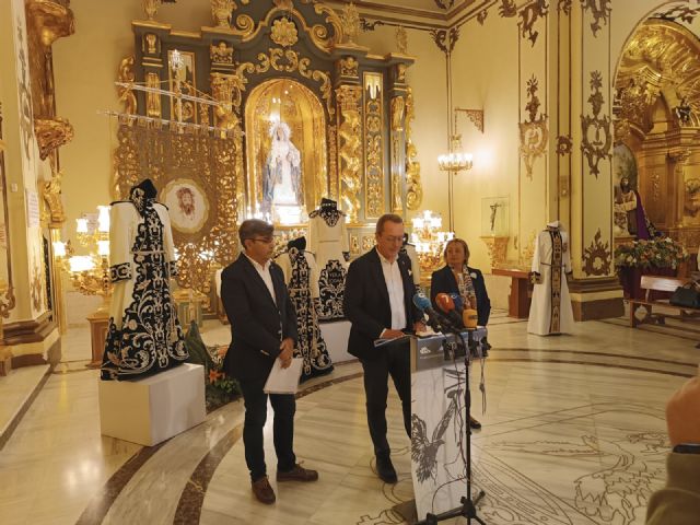 Presentación del estandarte de la santa faz tras su restauración y de cuatro túnicas que le sirven de acompañamiento - 1, Foto 1