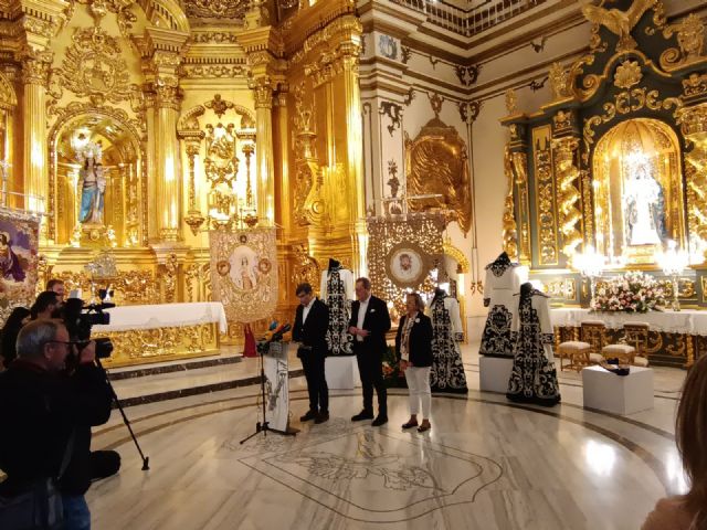 Presentación del estandarte de la santa faz tras su restauración y de cuatro túnicas que le sirven de acompañamiento - 2, Foto 2