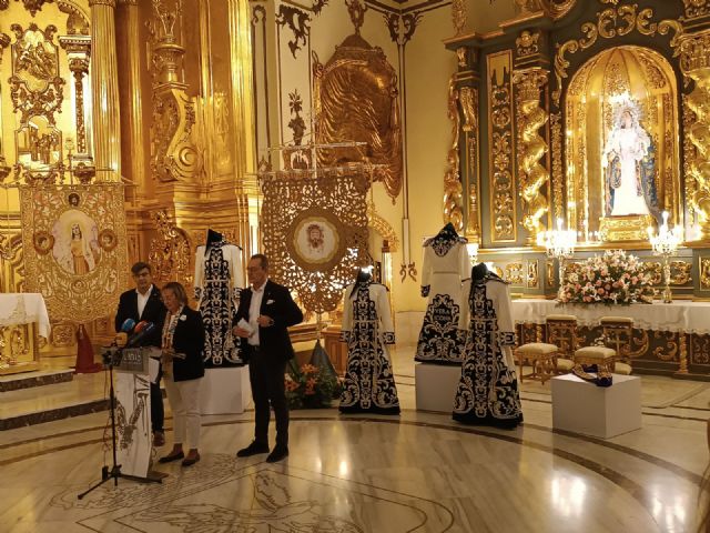 Presentación del estandarte de la santa faz tras su restauración y de cuatro túnicas que le sirven de acompañamiento - 3, Foto 3