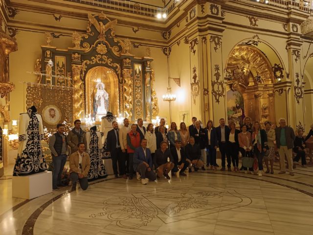 Presentación del estandarte de la santa faz tras su restauración y de cuatro túnicas que le sirven de acompañamiento - 4, Foto 4