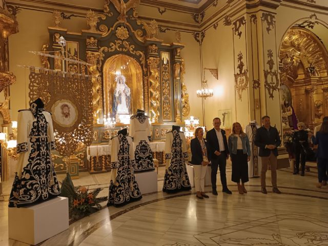 Presentación del estandarte de la santa faz tras su restauración y de cuatro túnicas que le sirven de acompañamiento - 5, Foto 5