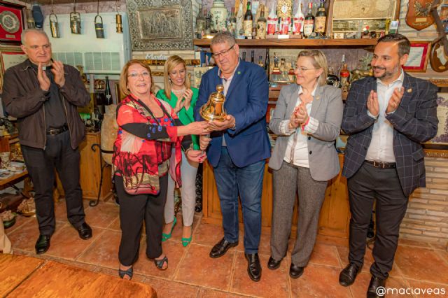 Paqui Bueno regala una nueva campana para el trono de San Juan Evangelista de la Cofradía del Resucitado - 2, Foto 2