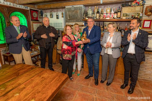 Paqui Bueno regala una nueva campana para el trono de San Juan Evangelista de la Cofradía del Resucitado - 3, Foto 3