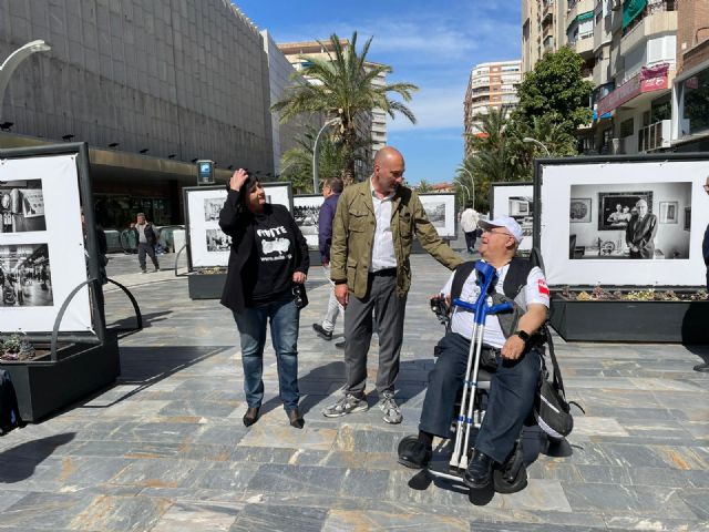Cultura da visibilidad a los afectados por la Talidomida en la exposición fotográfica de Ana Bernal en la Avenida de la Libertad - 1, Foto 1
