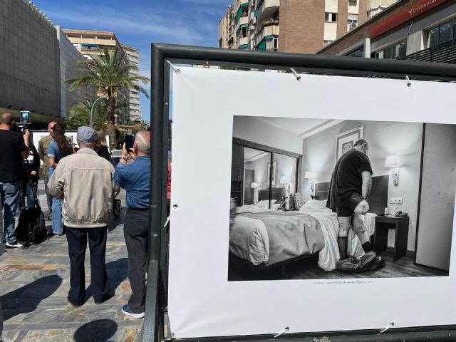 Cultura da visibilidad a los afectados por la Talidomida en la exposición fotográfica de Ana Bernal en la Avenida de la Libertad - 2, Foto 2