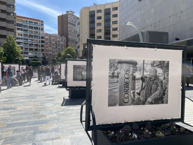 Cultura da visibilidad a los afectados por la Talidomida en la exposición fotográfica de Ana Bernal en la Avenida de la Libertad - 3, Foto 3