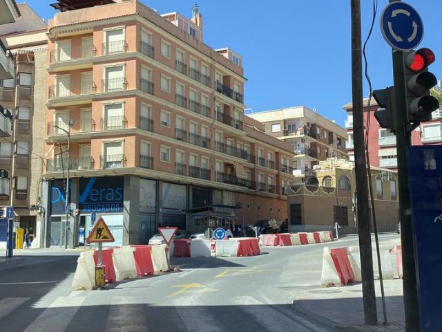 Entre mañana y el jueves se retirará la rotonda provisional del Rollo para dar paso a la construcción de la definitiva - 1, Foto 1