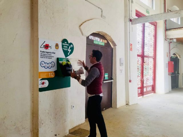 El Ayuntamiento refuerza su compromiso con la salud e instala dos desfibriladores en el Coso de Sutullena, posicionando a Lorca como un municipio cardioprotegido - 1, Foto 1