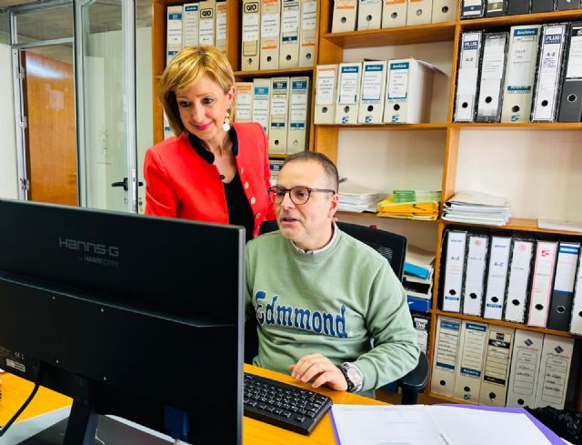 El Ayuntamiento refuerza su compromiso con la salud e instala dos desfibriladores en el Coso de Sutullena, posicionando a Lorca como un municipio cardioprotegido - 2, Foto 2