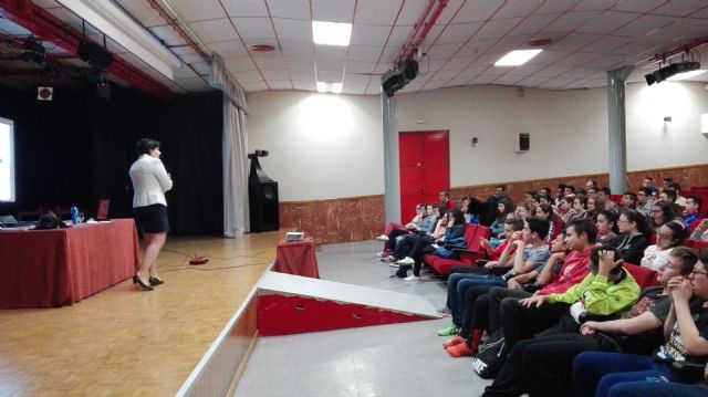 Los alumnos de 2° de la ESO reciben una charla sobre la prevención de la violencia de género - 1, Foto 1