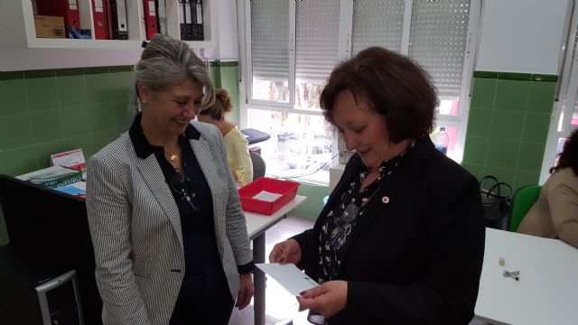Entrega de donativo a Cruz Roja Lorca del C.E.I.P. Alfonso X el Sabio - 1, Foto 1
