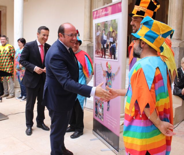 El presidente de la Comunidad anima a participar en la colorida tradición de los Mayos de Alhama de Murcia - 1, Foto 1