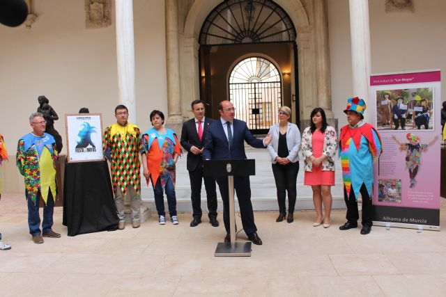 El presidente de la Comunidad anima a participar en la colorida tradición de los Mayos de Alhama de Murcia - 3, Foto 3