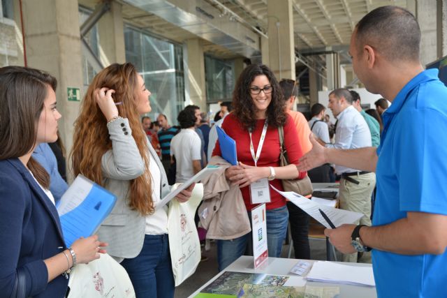 Cientos de estudiantes dejan sus currículos a las empresas en el Foro del Empleo - 1, Foto 1
