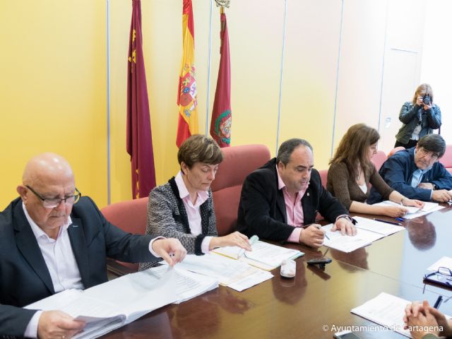 La Mesa del Pacto por la Noche empieza a andar escuchando las propuestas de los agentes sociales para su estudio en grupos de trabajo - 1, Foto 1