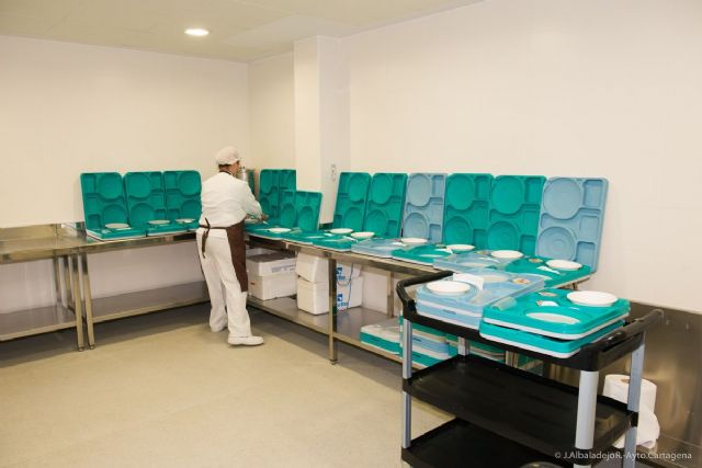 Francisco Calderón y Carmen Martín comprueban el funcionamiento de la residencia Geriatros de Fuente Cubas - 1, Foto 1