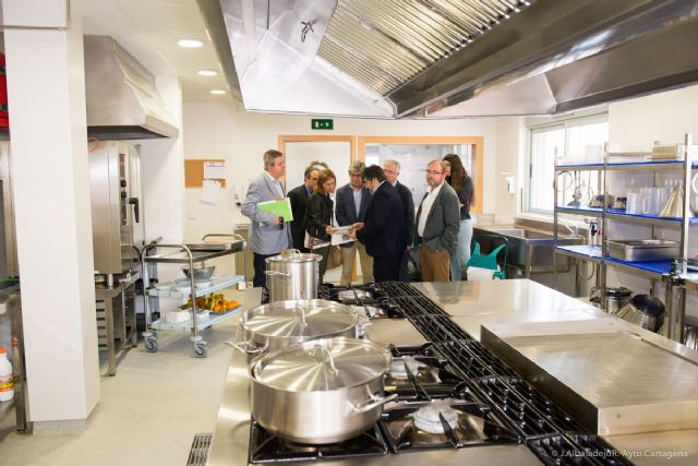 Francisco Calderón y Carmen Martín comprueban el funcionamiento de la residencia Geriatros de Fuente Cubas - 4, Foto 4