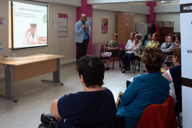 Las mujeres de la asociación Isabel González torreña se informan sobre medicina estética - 1, Foto 1