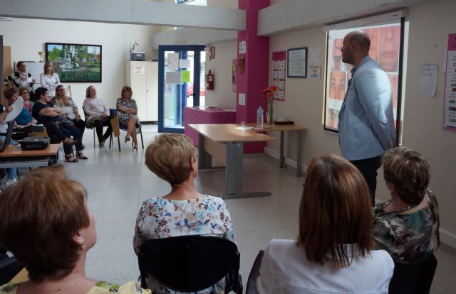Las mujeres de la asociación Isabel González torreña se informan sobre medicina estética - 2, Foto 2