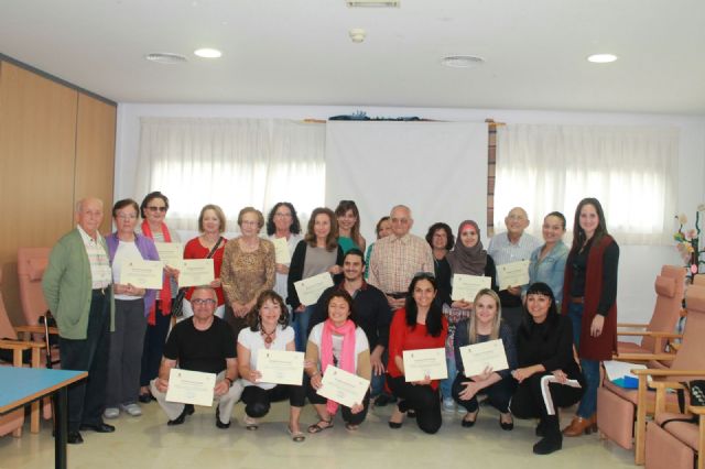 Veinticinco personas recogen sus diplomas del curso de cuidadores de personas dependientes - 1, Foto 1