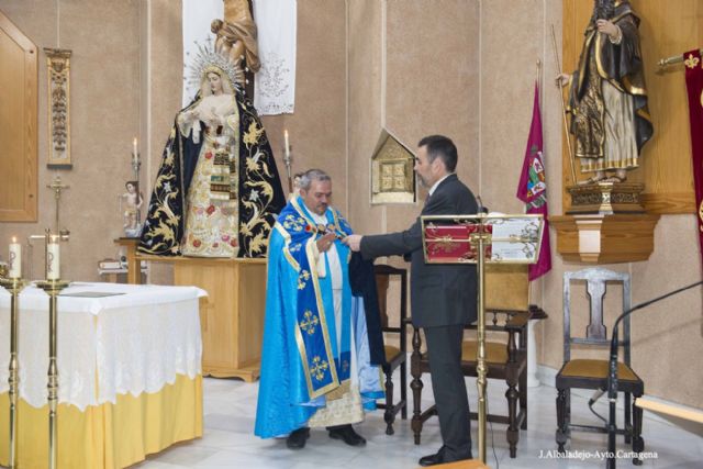 El alcalde regala una replica de su baston de mando personal a San Gines, patron de la ciudad - 1, Foto 1
