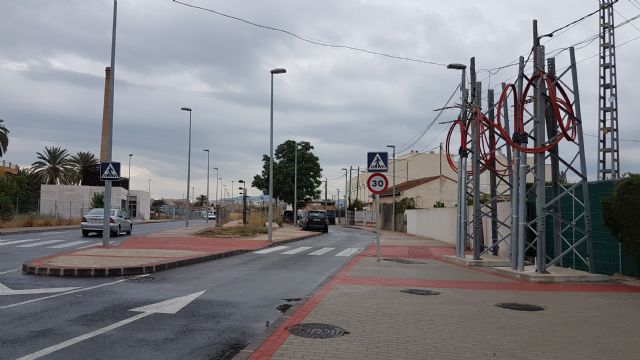 El PSOE exige a Ballesta la eliminación de las torres eléctricas que invaden la acera en La Arboleja y le insta a soterrar el cableado - 1, Foto 1