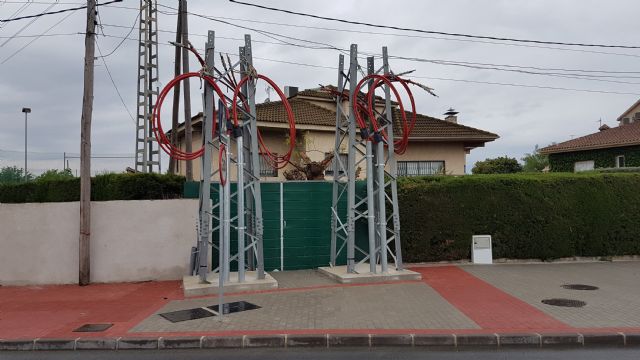 El PSOE exige a Ballesta la eliminación de las torres eléctricas que invaden la acera en La Arboleja y le insta a soterrar el cableado - 2, Foto 2