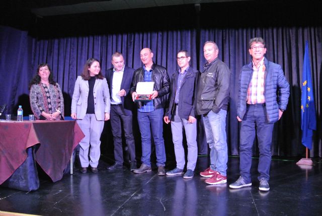 La ONG Azul en Acción recibe el Premio Solidaridad 2017 otorgado por el IES Mariano Baquero - 1, Foto 1