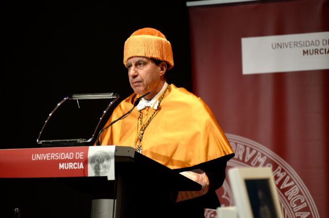 El profesor de Economía García Delgado pone en valor la importancia del español durante su investidura como doctor honoris causa de la UMU - 2, Foto 2