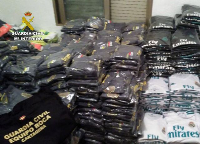 La Guardia Civil se incauta de 6.700 prendas textiles falsificadas - 4, Foto 4