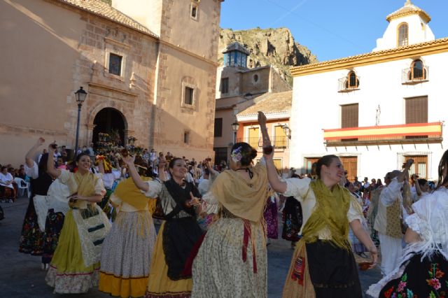 Más de medio centenar de blanqueños participan en la ofrenda de flores y frutos a San Roque - 2, Foto 2
