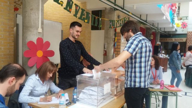 The participation of electors in Totana in the general elections amounts to 59.53%, at 18:00 hours, Foto 5
