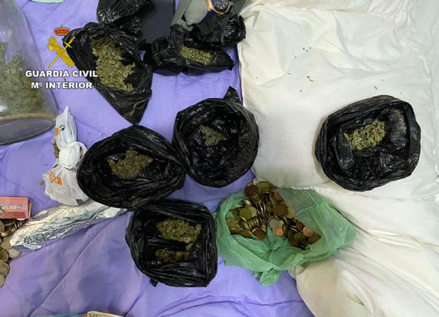 La Guardia Civil desmantela en Los Alcázares un activo punto de venta de drogas al menudeo - 2, Foto 2