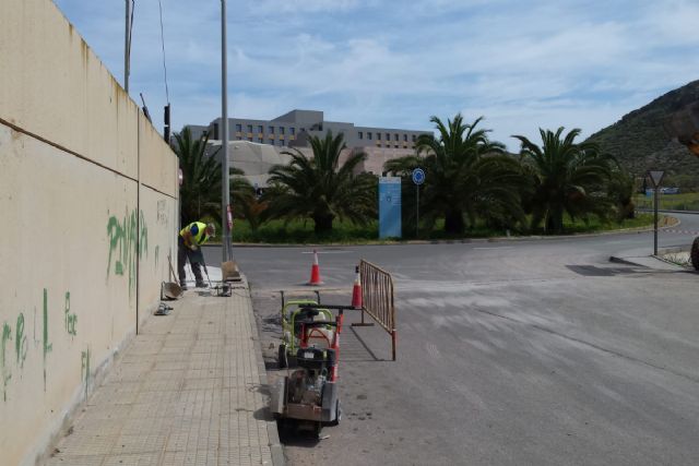 Infraestructuras instala alumbrado led en la rotonda de acceso al Hospital de Santa Lucía - 1, Foto 1