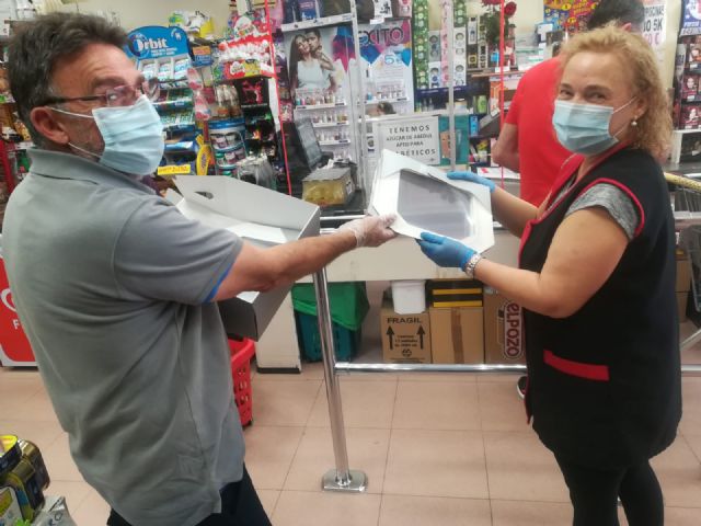 El Ayuntamiento de Molina de Segura reparte entre los comercios molinense unas 1.200 pantallas de protección frente al COVID-19 donadas por la empresa Flexomed - 1, Foto 1