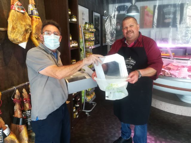 El Ayuntamiento de Molina de Segura reparte entre los comercios molinense unas 1.200 pantallas de protección frente al COVID-19 donadas por la empresa Flexomed - 3, Foto 3